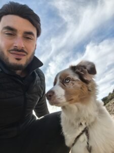 le gardien des pattes et un chiot